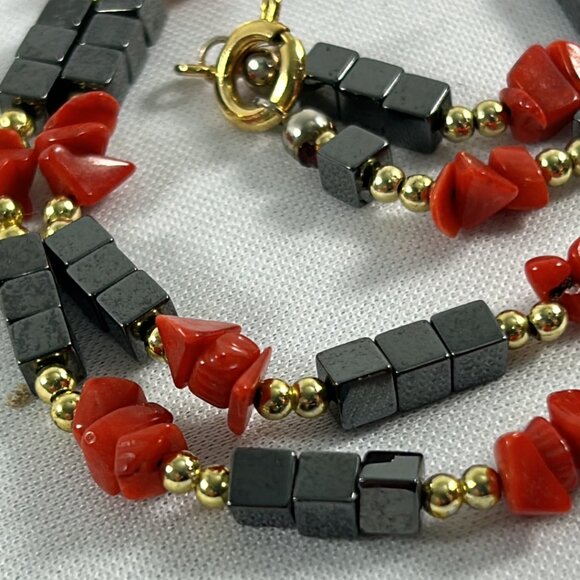 Silver Tone Spacers Black White Chippy Beaded Necklace Gold Tone Clasp 18" Long - Picture 3 of 6